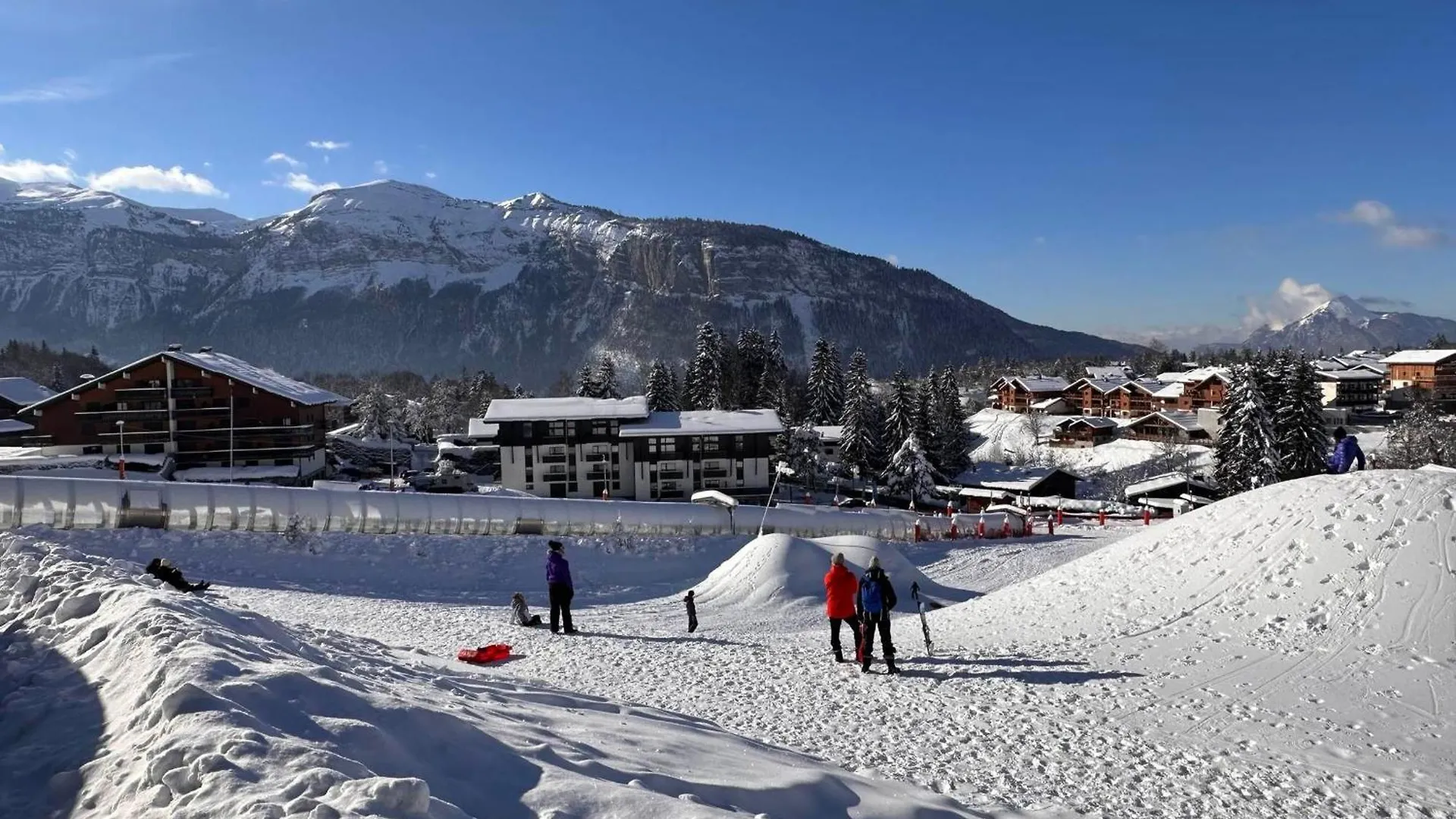 Appartement Studio Pour 6 Pers Avec Sdd Renovee Et Parking, Sur Les Pistes - Fr-1-572-80 Arâches